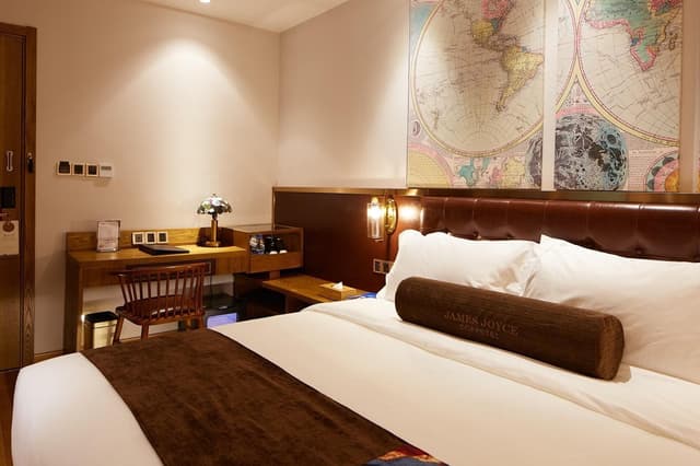 James Joyce - Chunxiang Lifestyle Room