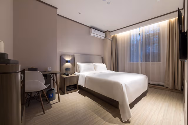 Huazhu - Room With Bed