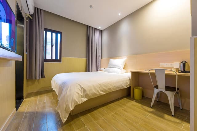 Hotel Queen Room