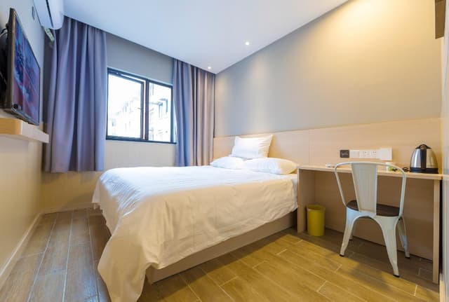Hotel Queen Room