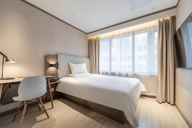 Huazhu - Room With Bed
