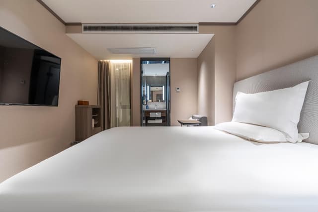 Huazhu - Room With Bed