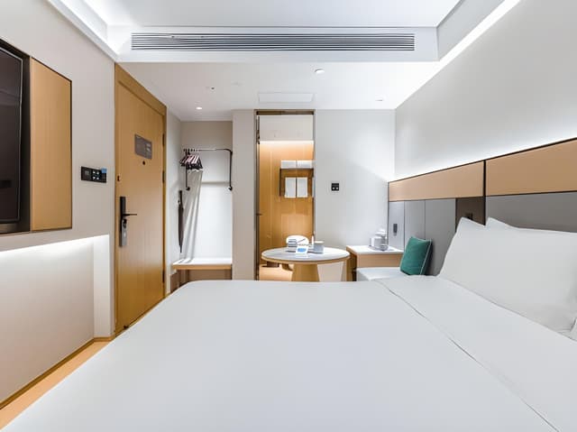 Huazhu - Room With Bed