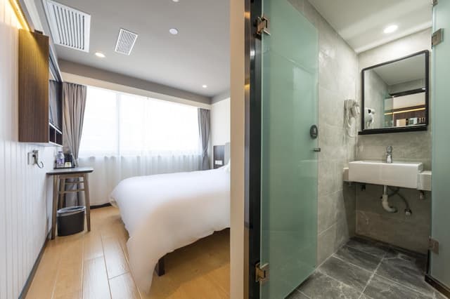 Huazhu - Room With Bed