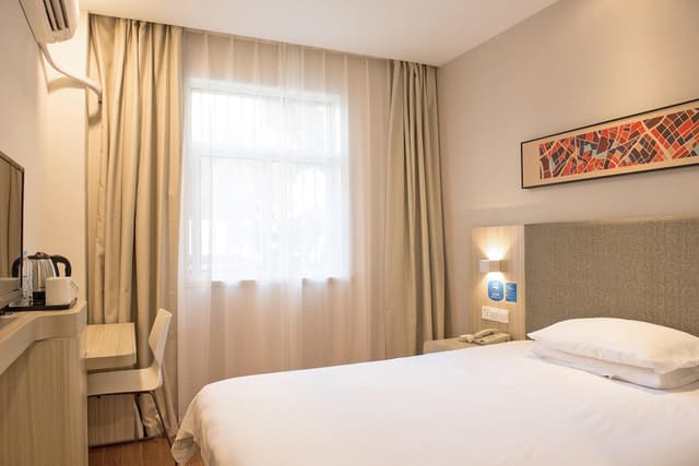 Hotel Queen Room