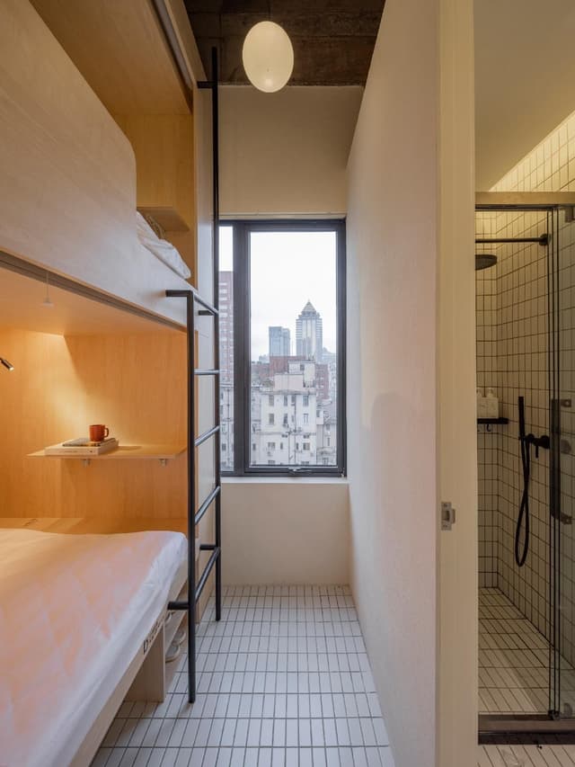 1 Bed In Boys - 2 Person Room With Private Bathroom And Window