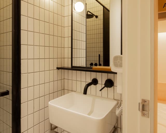 1 Bed In Girls - 2 Person Room With Private Bathroom And Window