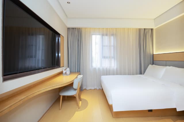 Huazhu - Room With Bed