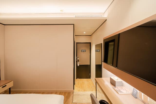 Huazhu - Room With Bed