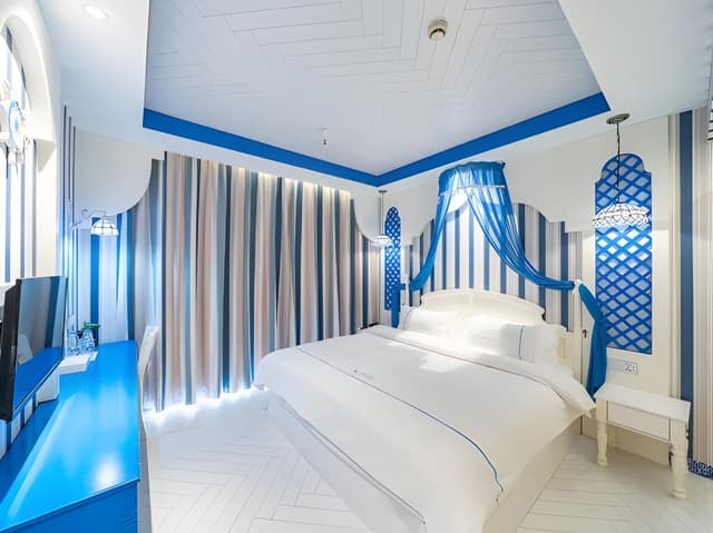 Room with Queen Bed