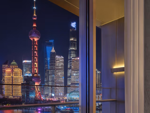 1 King Classic Oriental Pearl Tower View