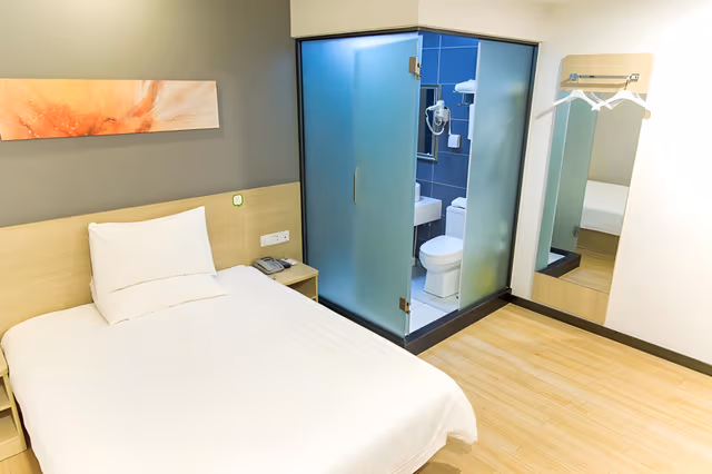 Huazhu - Room With Bed