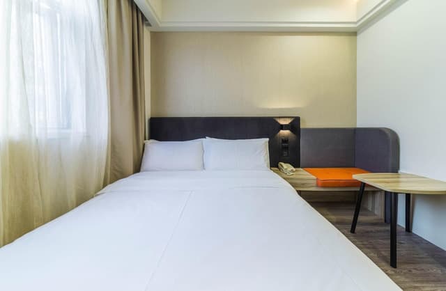 Hotel Queen Room