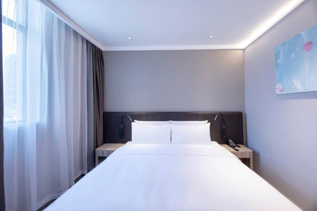 Huazhu - Room With Bed