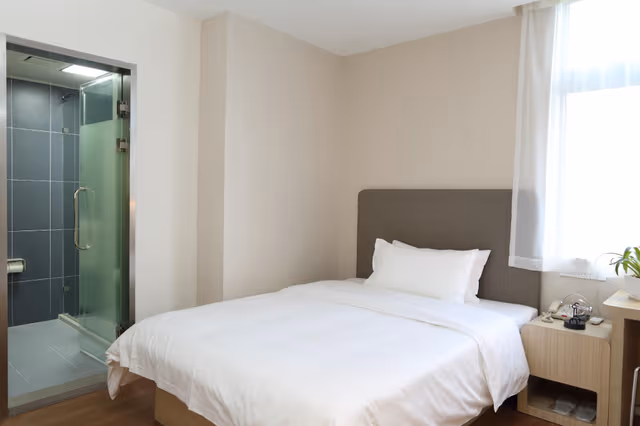 Huazhu - Room With Bed