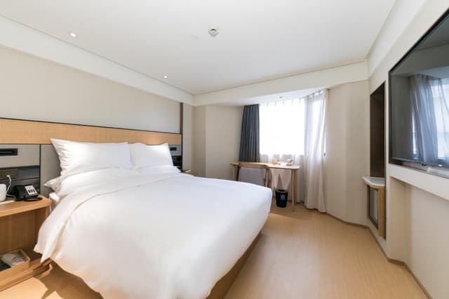 Huazhu - Room With Bed