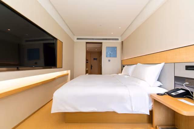 Huazhu - Room With Bed