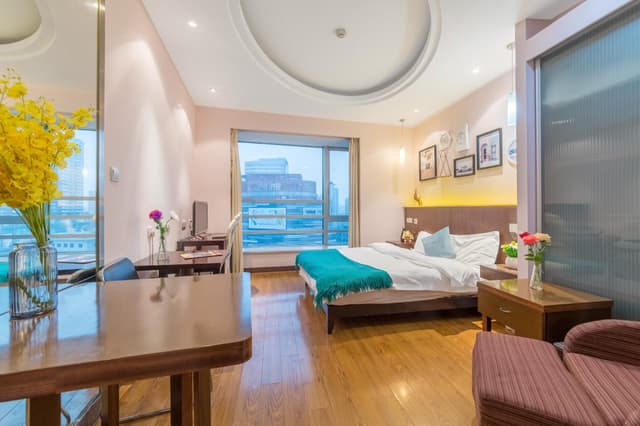 Business Queen Room