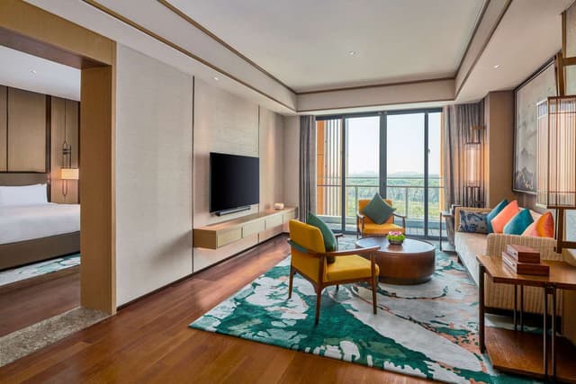 KING EXECUTIVE SUITE