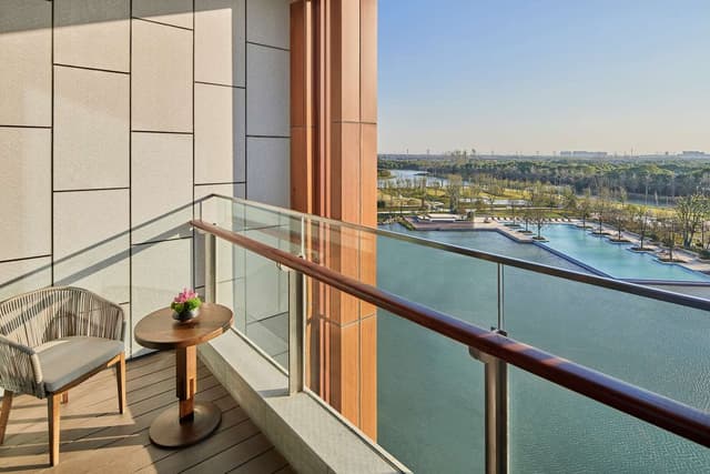 KING EXECUTIVE SUITE