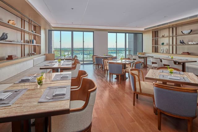 KING EXECUTIVE SUITE