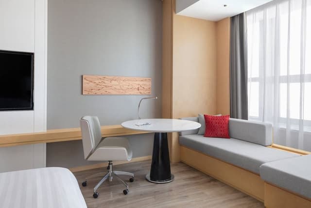 Executive Room, 1 King Bed, City View