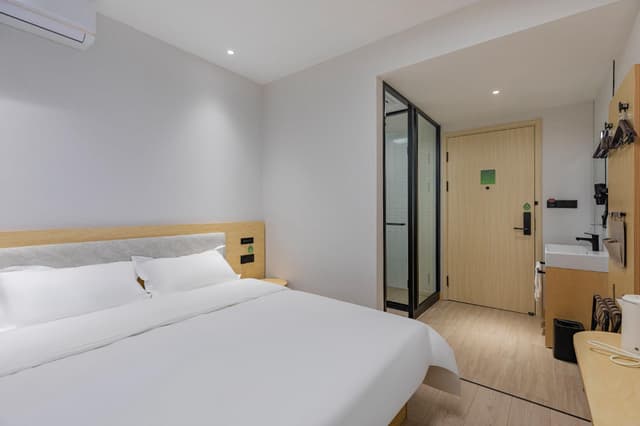 Huazhu - Room With Bed