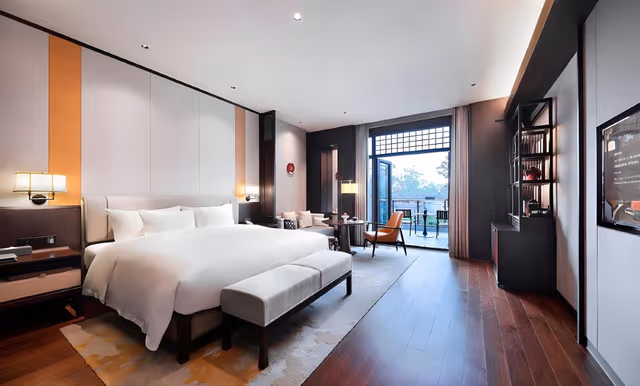 Stand Queen Room