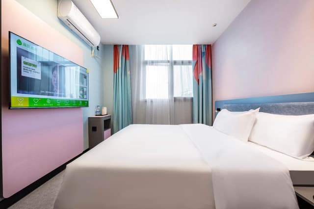 Feature Queen Room