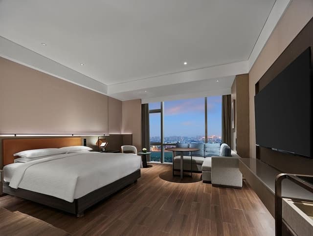 Deluxe Room, 1 King Bed (Club)