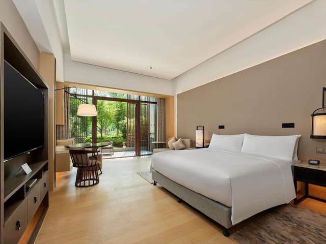 KING SUPERIOR ROOM WITH GARDEN VIEW