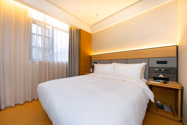 Huazhu - Room With Bed