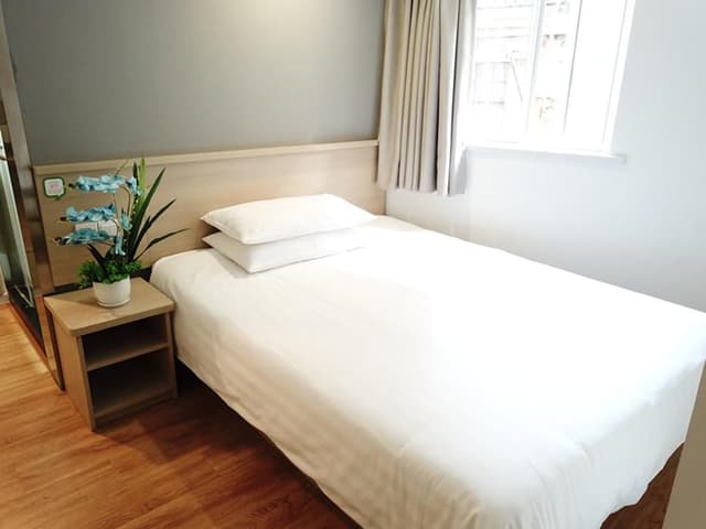 Hotel Queen Room