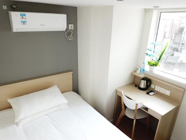 Hotel Queen Room