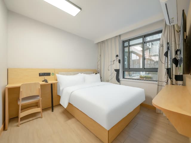 Huazhu - Room With Bed