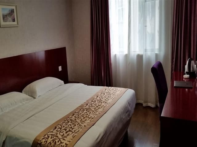 Hotel Queen Room