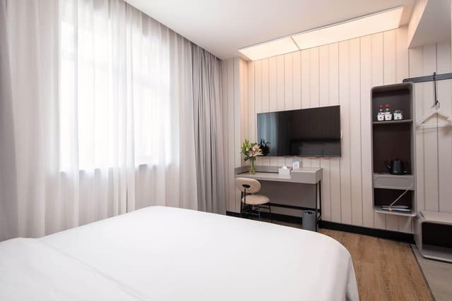 Huazhu - Room With Bed