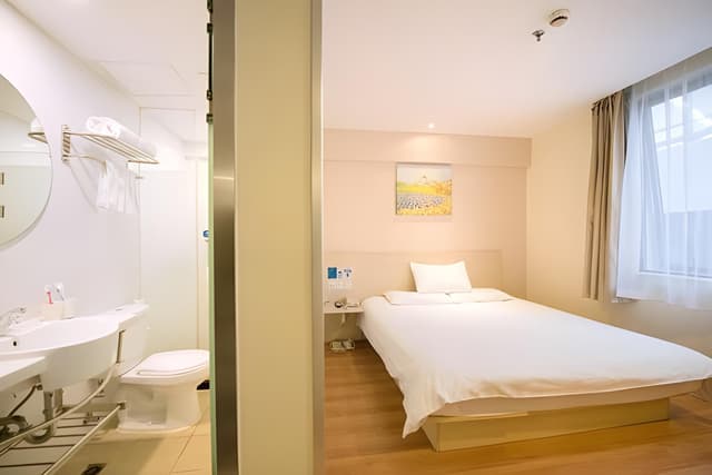 Hotel Queen Room