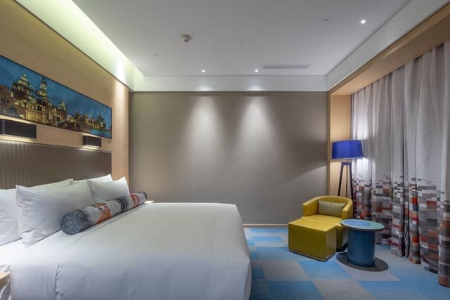 Room, 1 King Bed (Savvy)