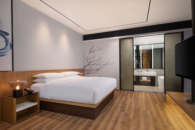 Suite, 1 King Bed, Balcony, City View