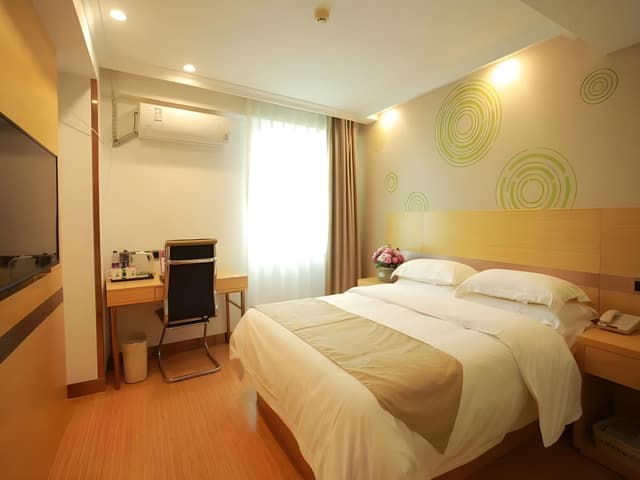 Hotel Queen Room