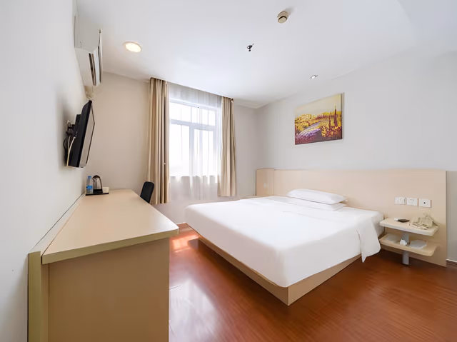 Hotel Queen Room