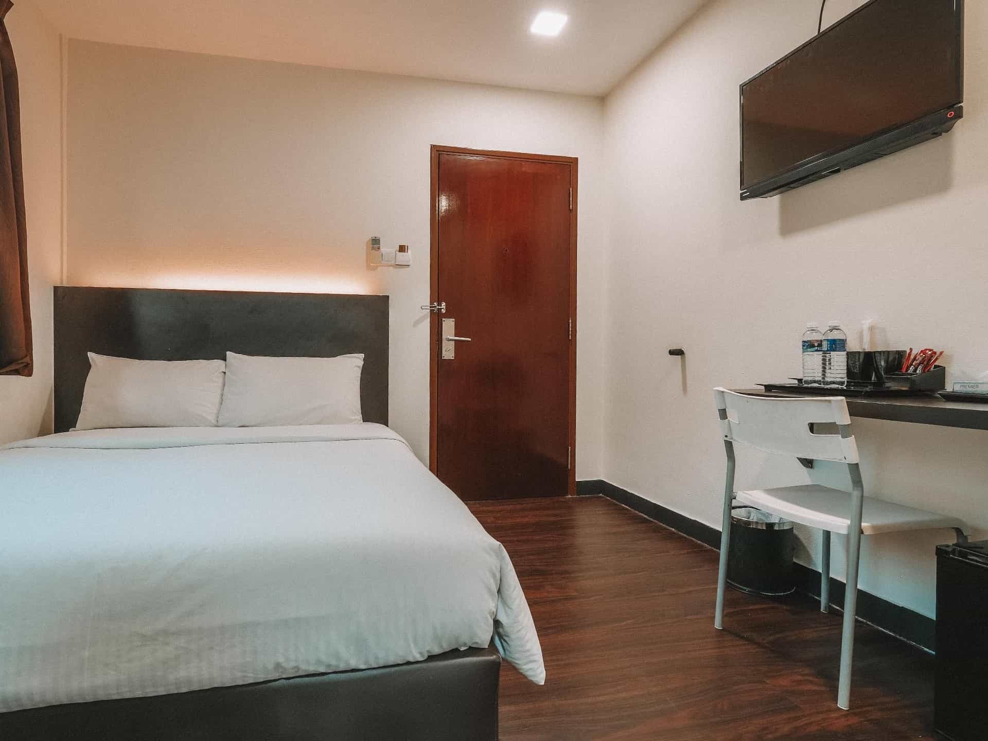 A Hotel Desker, Stay from 6PM to 9AM A Hotel Desker, Stay from 6PM to 9AM