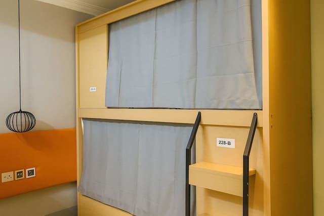 4 Pax, Window Room