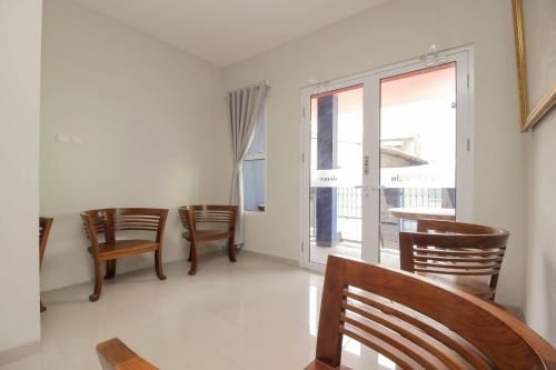 เรดดอร์ซ ชาเรียะฮ์ เนียร์ เมโทรโปลิแตน มอลล์ เบกาซี (RedDoorz Syariah near Metropolitan Mall Bekasi)3