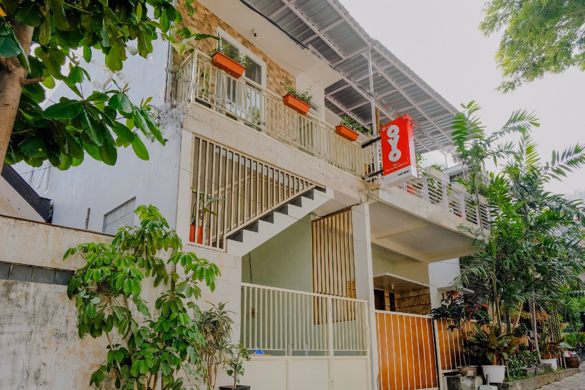 OYO 2376 Tiara Family Residence0