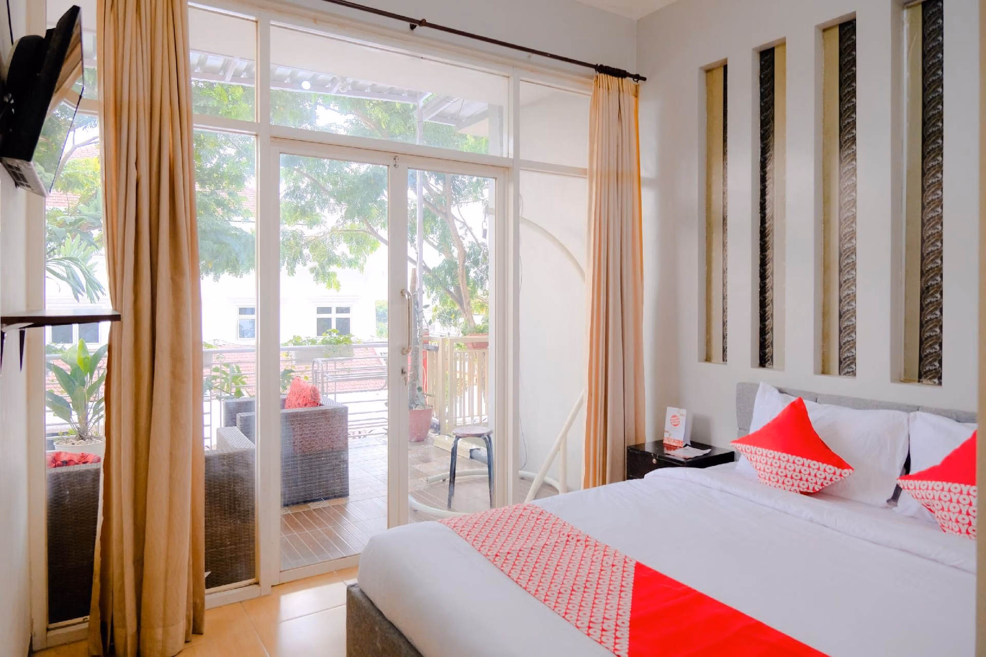 OYO 2376 Tiara Family Residence4