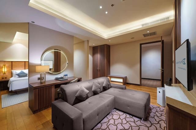 Suite, 1 King Bed with Sofa bed, Bathtub