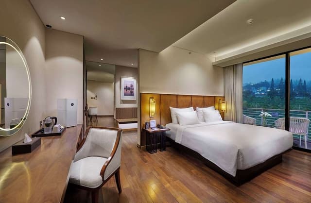 Premier Room, 1 King Bed, Bathtub, Mountain View
