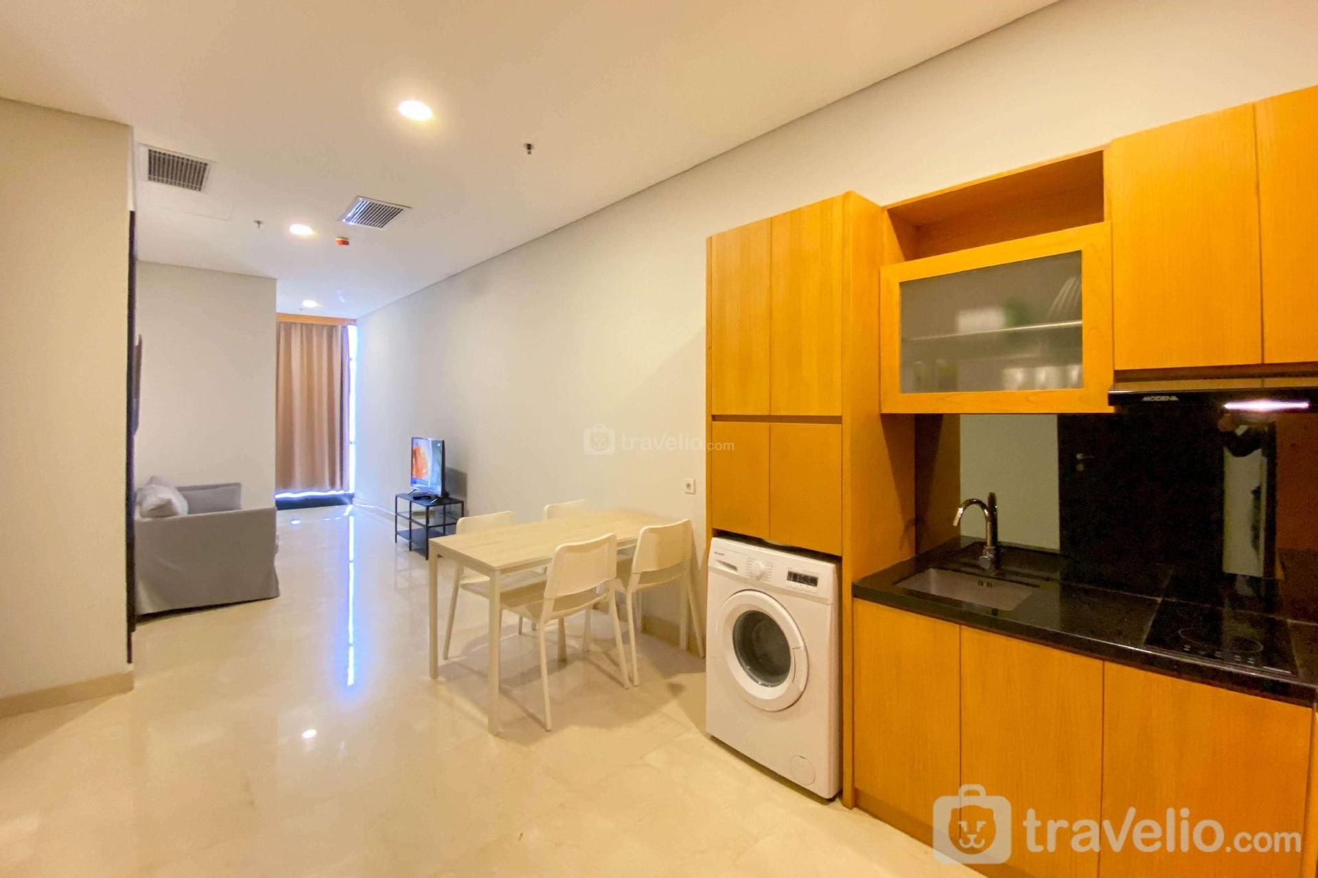 บ้านแสนอบอุ่น 3 ห้องนอน ซูดดิแมน สวีทส์ โดยทราเวลลิโอ (Super Great Homey 3BR Sudirman Suites By Travelio)1